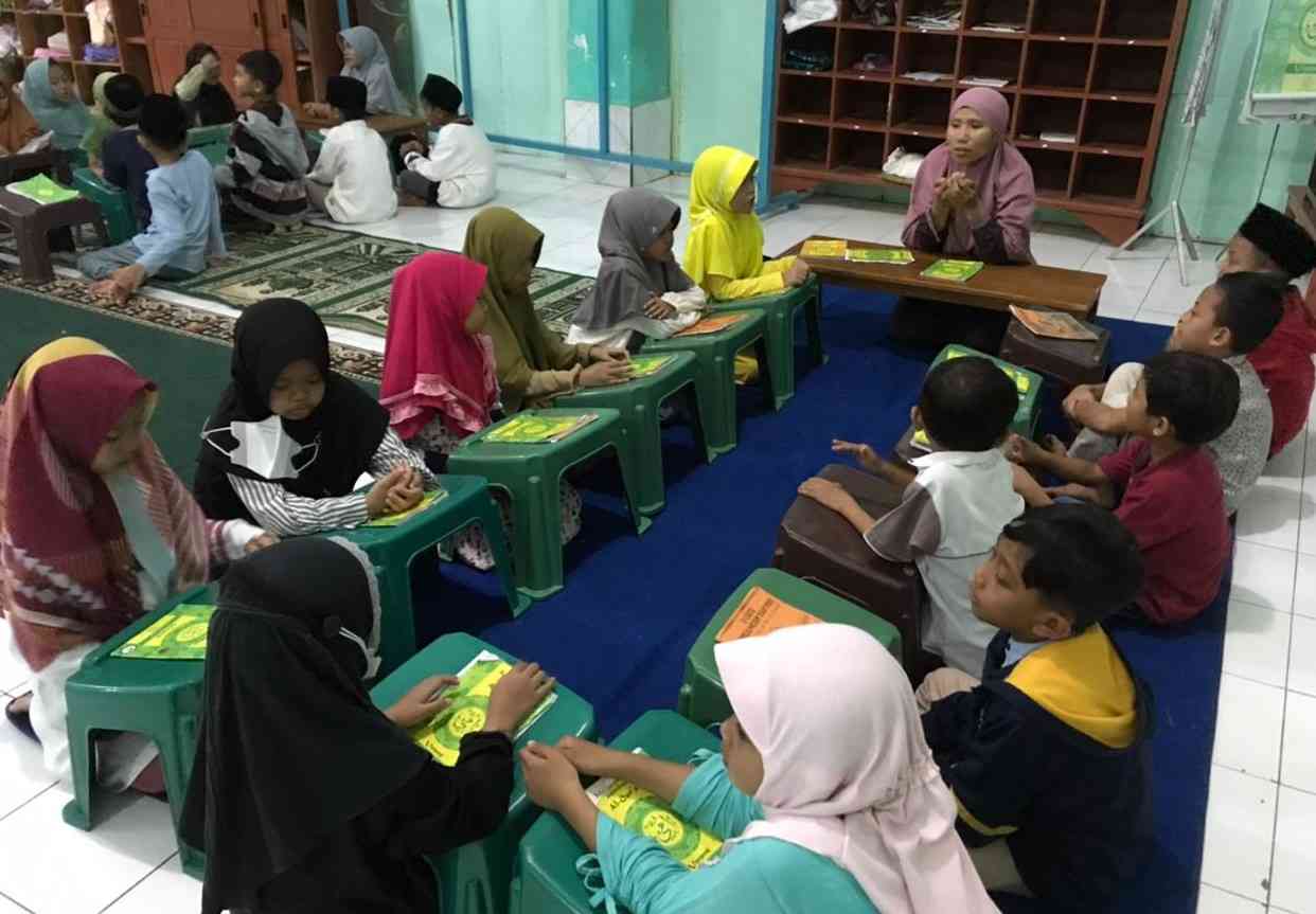 Tadarus bersama pada kegiatan pesantren ramadan mempunyai banyak manfaat bagi perkembangan kognitif maupun psikosial siswa.Dok.sditlarish