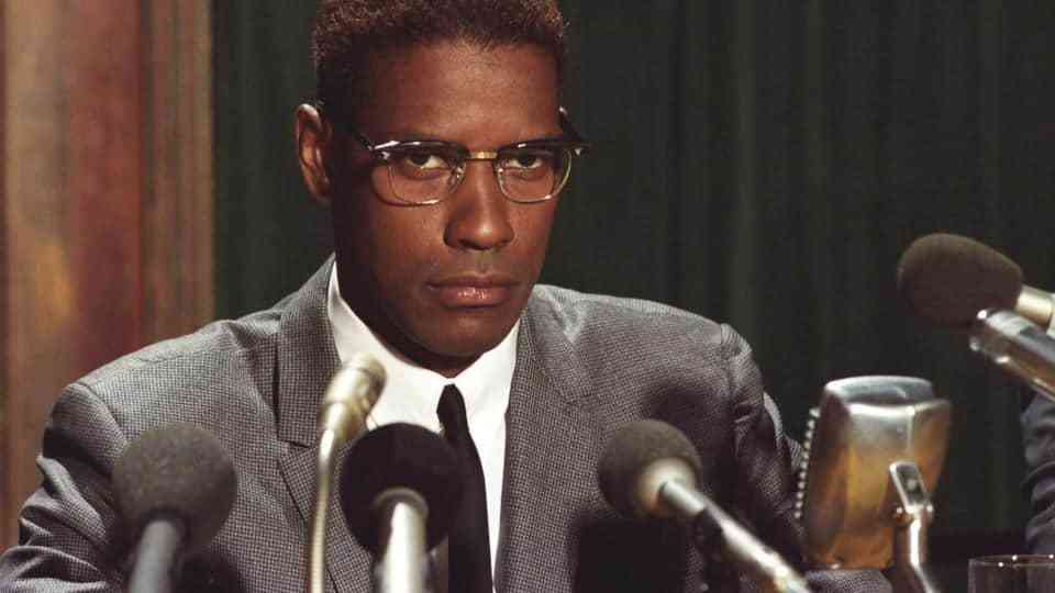 Denzel Washington  berperan sebagai Malcolm X: bacaterus.com