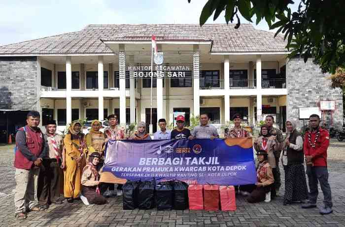 Foto bersama setelah mengambil paket takjil yang akan dibagikan (Doc. Humas Kwarran Sawangan)