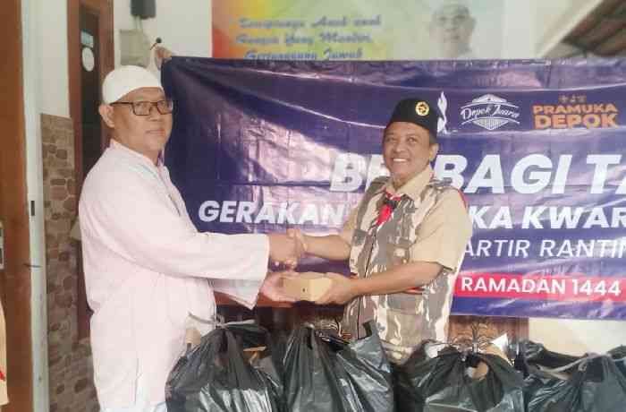 Penyerahan paket takjil kepada perwakilan pengasuh Pondok Pesantren oleh pihak Kwarran Sawangan (Doc. Humas Kwarran Sawangan) 