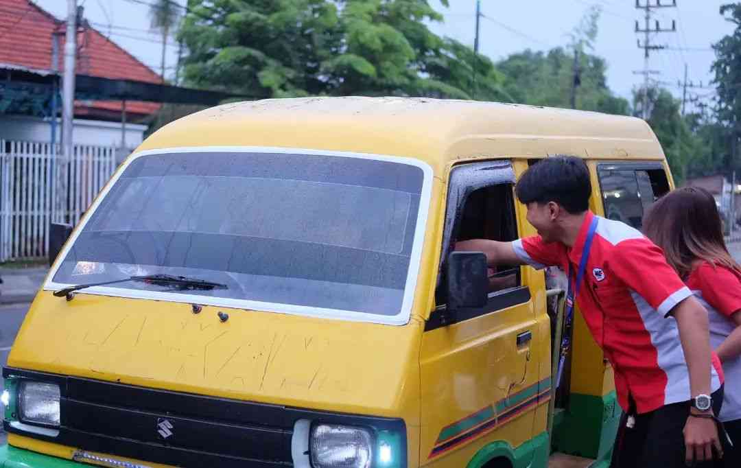 Srikandi dan Ksatria JNE berbagi takjil di kawasan JNE Sidoarjo pada Jumat 24 Maret 2023 (Dok Foto : JNE)