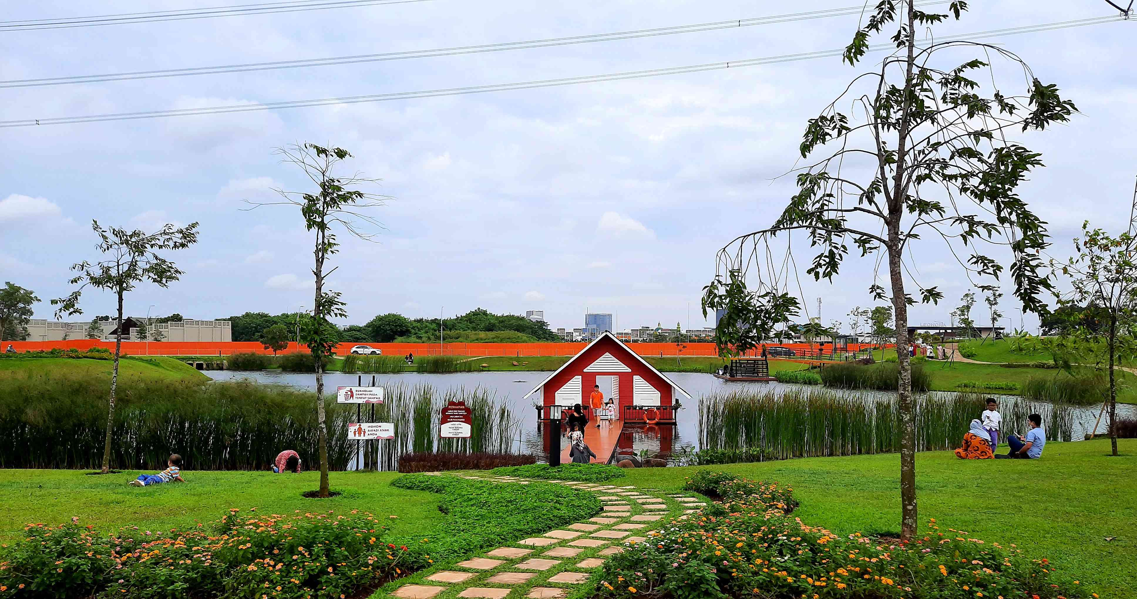 Danau Melody, salah satu ruang terbuka hijau di Tangerang (foto: dokumentasi pribadi)