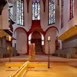 Lilin dan salib pada perayaan Jumat Agung di gereja Karmel Jerman | Dokumentasi pribadi oleh Ino Sigaze.