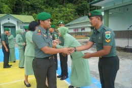 Komandan Korem 182/Jo Kolonel Inf Hartono saat memberikan selamat kepada istri dan Prajurit Korem 182/JO yang naik pangkat. (Foto: Penrem 182)