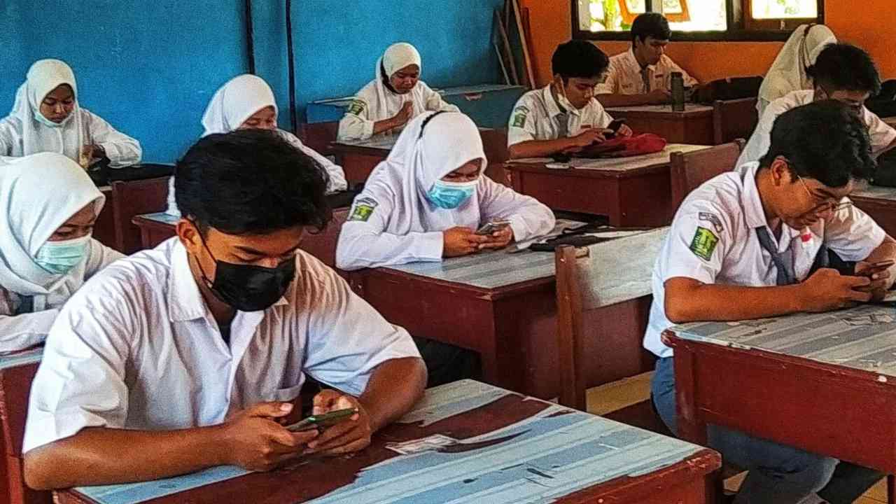 Siswa sedang melaksanakan ujian sekolah berbasis android. Sumber foto: dokumen pribadi 