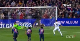 Karim Benzema mencetak gol ketiga Madrid lewat titik putih di laga El Clasico melawan Barcelona. Sumber: RCTI+/i-News.