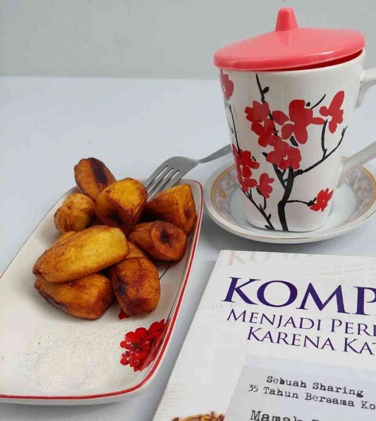 Teh hangat dan pisang goreng/Foto: Hermard