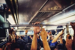 Jaga stamina saat naik KRL (foto by widikurniawan)