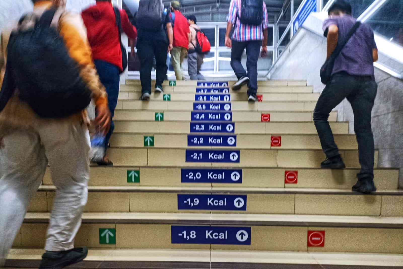 Naik turun tangga di stasiun (foto by widikurniawan)