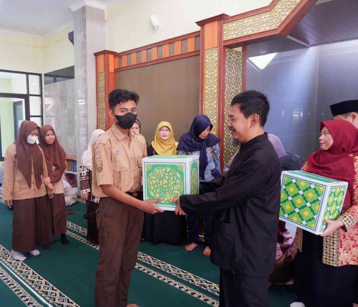 Pendistribusian IMAM oleh Bapak Kepala SMAN 1 Rancaekek dan Para Guru (Sumber Gambar : Sandi Miftahudin, M.PdI., Guru PAI)