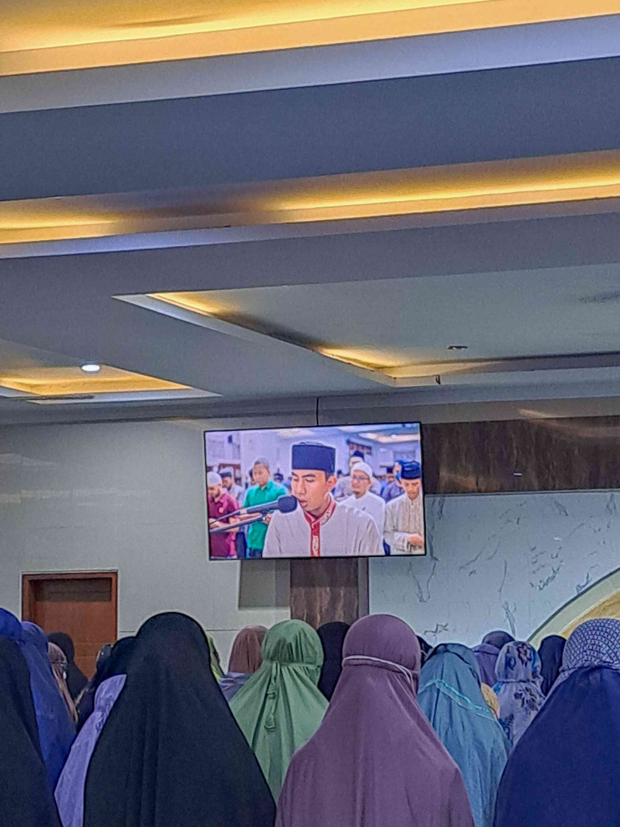 suasana shalat tarawih akhwat di lantai 2 (dok. pribadi)