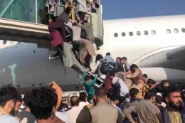 Kekacauan di bandara Kabul menandai penarikan pasukan Amerika dari Afghanistan tanggal 26 Agustus 2021. Photo:  Sudhir Chaudhary 