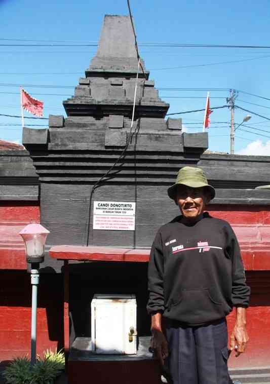 Pak Tiung, penjaga di Candi Donotirto (Pic. Dok pribadi Endah Kurnia Wirawati)