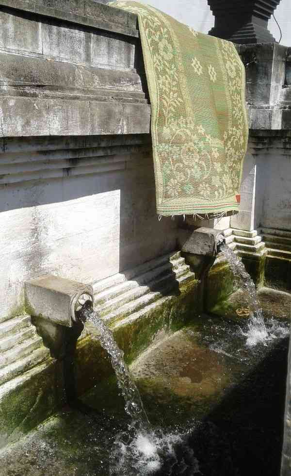 pancuran air di dalam Candi Donotirto (Pic. Dok pribadi Endah Kurnia Wirawati)