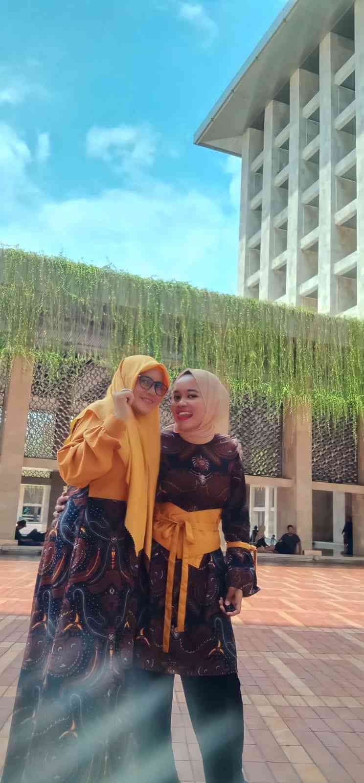 Istri dan anak kedua  di halaman Masjid Istiqlal Jakarta (foto : dokpri)