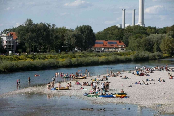 Suasana summer di tepi sungai Isar| foto: sueddeutsche.de/ Florian Feljak
