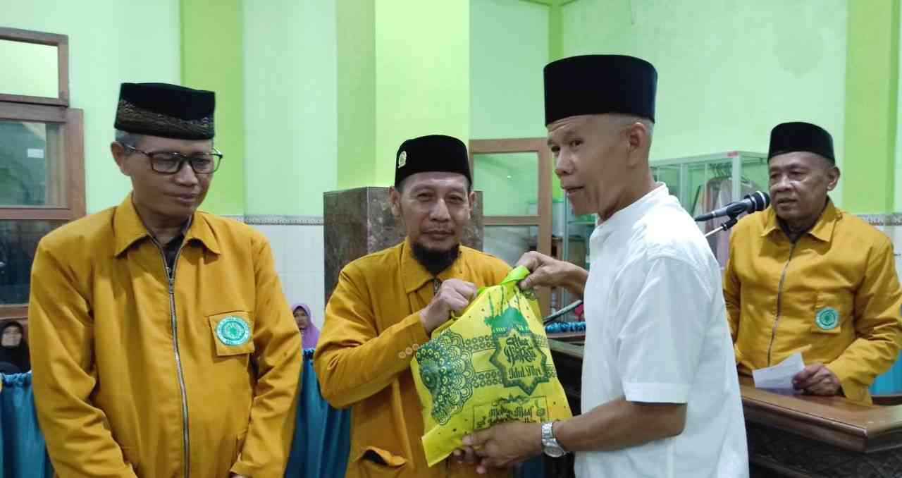 Camat Pedan yang juga Dewan Pertimbangan MUI Kecamatan Pedan menyerahkan bingkisan kepada LDII dan kepada perwakilan ormas islam lainnya. (Dokpri)