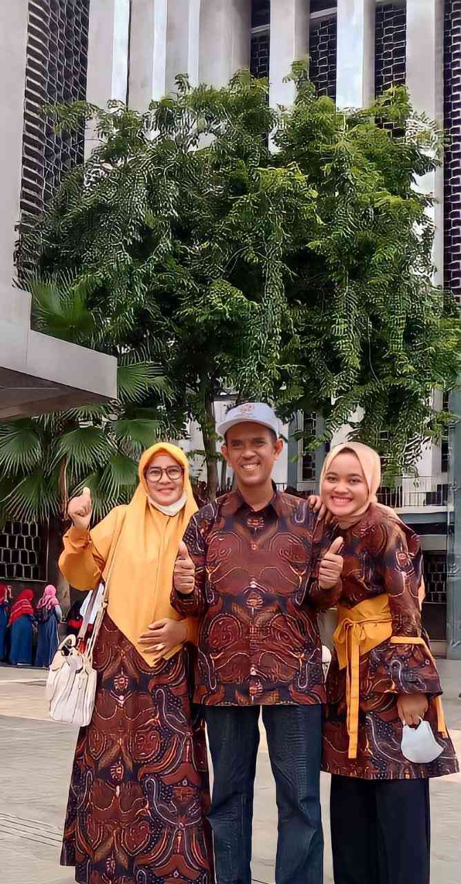 Penulis bersama istri dan putri kedua di halaman Masjid Istiqlal Jakarta 12 November 2022 seusai laksanakan salat Duhur Berjamaah/Foto: Dokpri