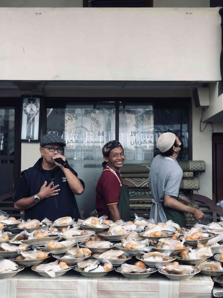 Ngabuburit asik di Masjid Jogokariyan. Sumber: dokumen pribadi