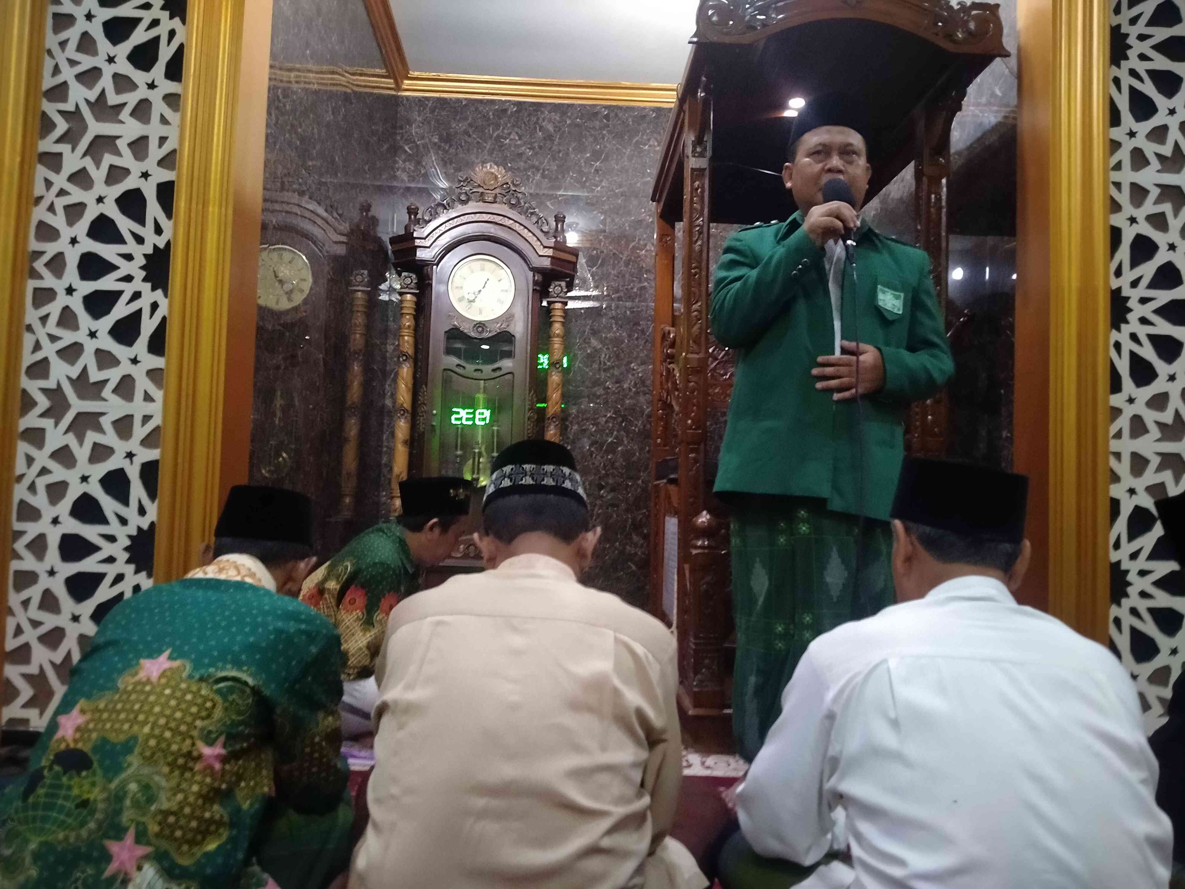 KH.Ainur Rofik dari MWC NU Kec Menganti Gresik yang sedang memberikan tausiyah dalam acara Safari Ramadan MWC NU di Masjid Al Hibah (foto dokpri)