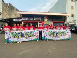 Ksatria dan Srikandi JNE berbagi takjil Ramadan di Tomang, Jakarta Barat [Dok JNE]