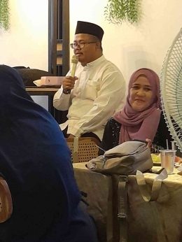 Pak Nanang Faisol, kepsek SMP 27 PPU memberikan tausiah jelang magrib (dokpri)
