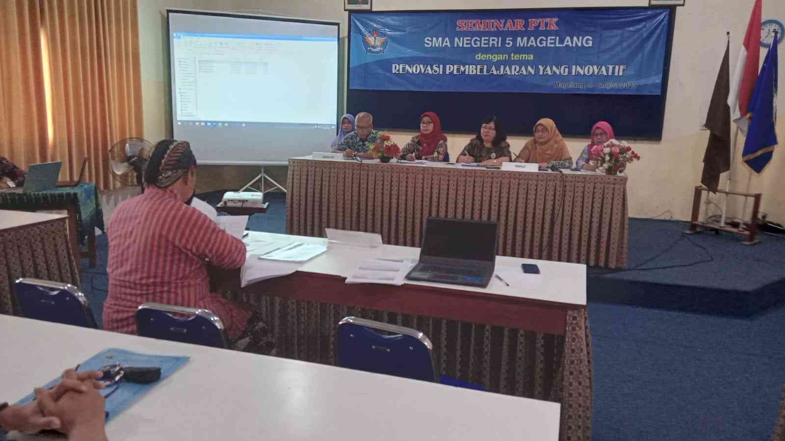 Kepala SMAN 2 Magelang saat menjadi pembahas dalam seminar PTK Guru SMAN 5 Magelang.Dokpri