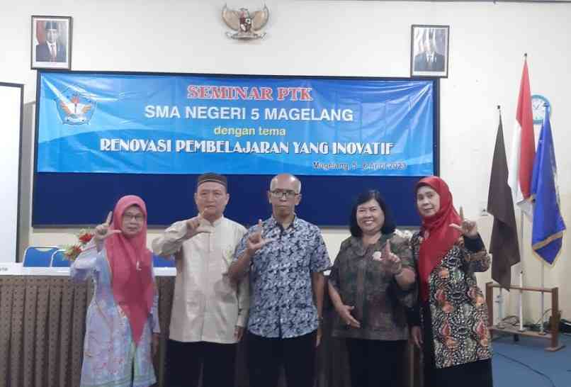 Bersama penyaji,  penulis foto bersama. Dokpri