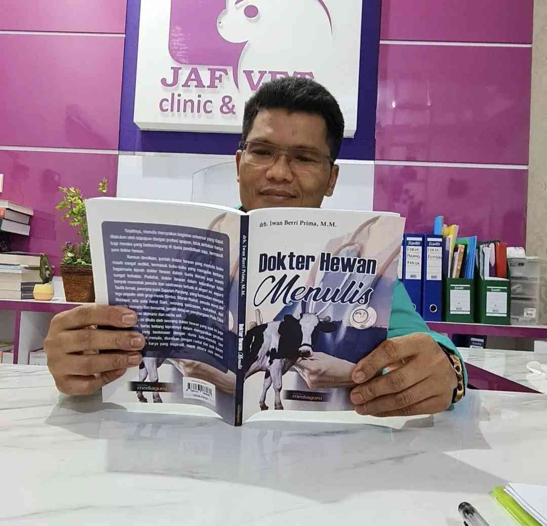 Seorang kolega, Dr.Drh. Jafrizal, MM di Palembang tengah membaca salah satu buku karya Penulis (Dok. Pri)