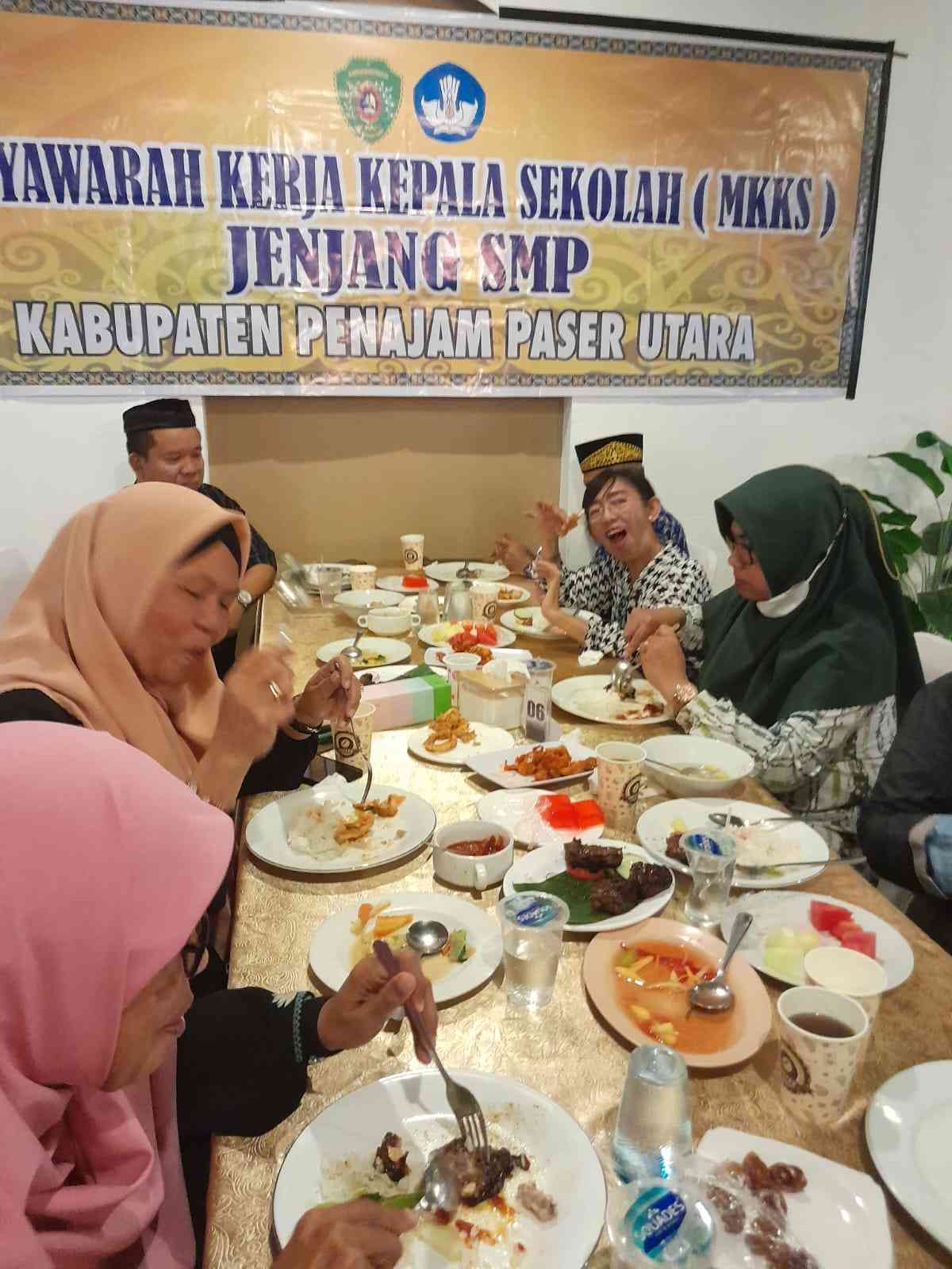 Senyum sambil makan (dokpri)