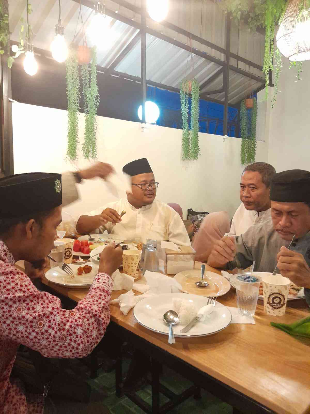 Senyum sambil makan (dokpri)