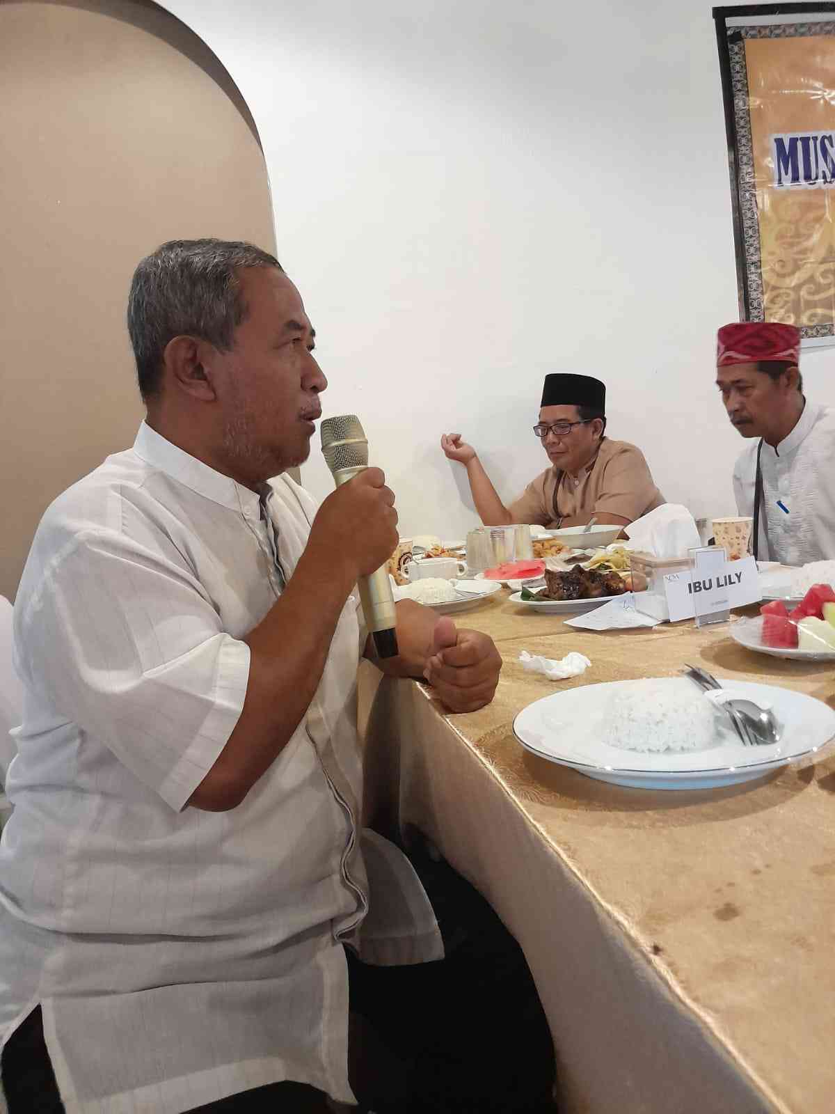 Pak Anas Baenana memimpin doa jelang buka puasa (dokpri)