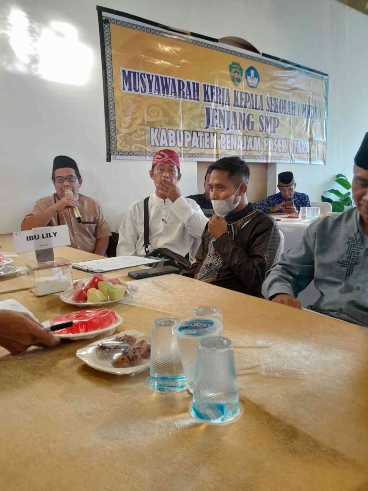 Pak Budi Lestarianto, kepsek SMP 1 PPU didaulat untuk memberikan sambutan atas nama pengurus MKKS (dokpri)