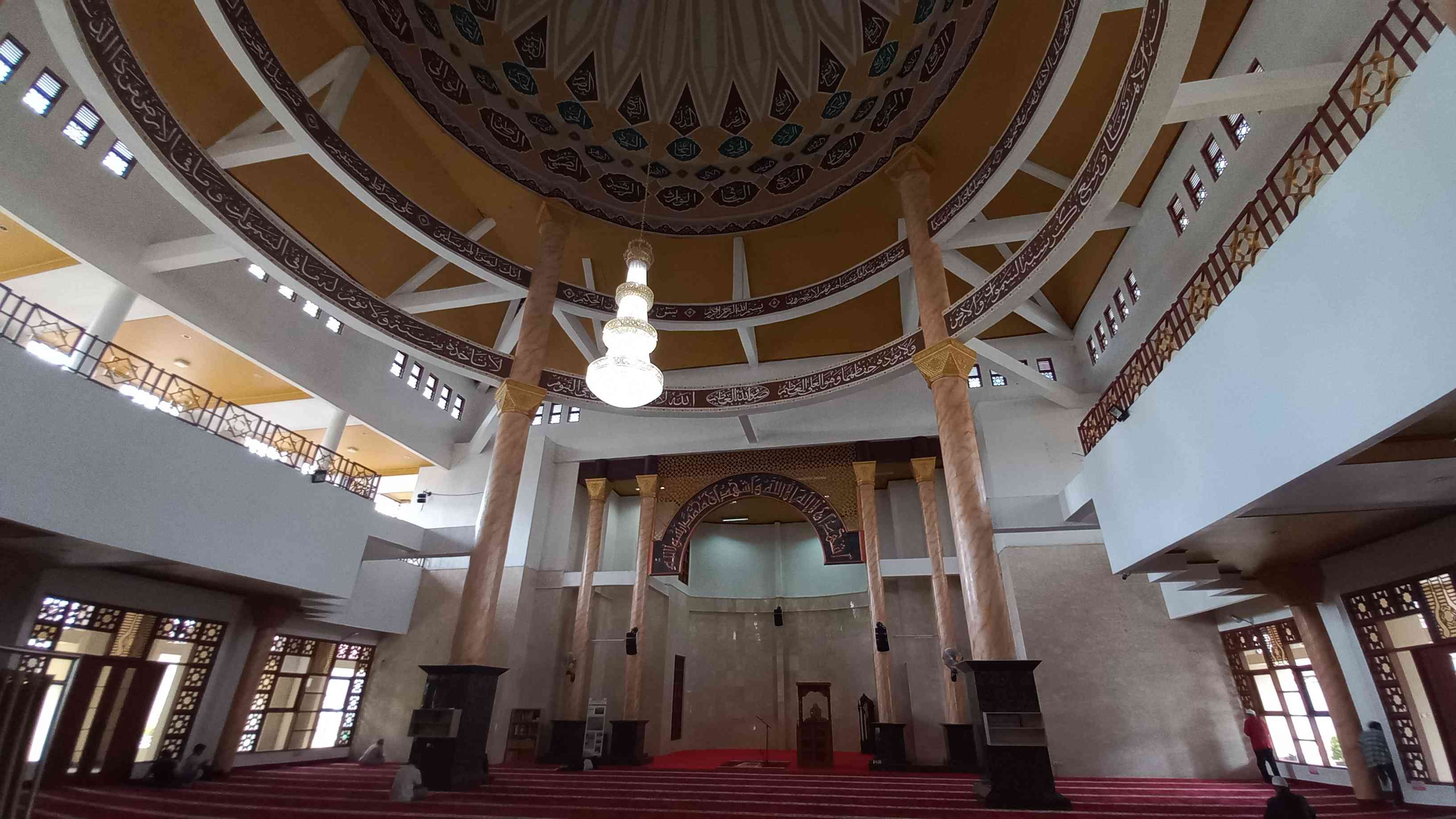 Masjid agung punya 2 lantai dengan konsep mezzazine di lantai duanya/Raja Lubis