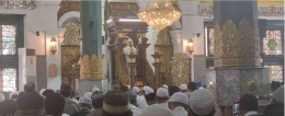 Imam sholat Jum'at 7 April 2023 memberikan khutbahnya di atas mimbar Masjid Agung Palembang (Foto 3: Dokpri) #SamberTHR2023 #ADayinRamadan @kompasiana