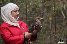 Aaliya Mir sedang memegang seekor burung. | Sumber: wildlifesos.org