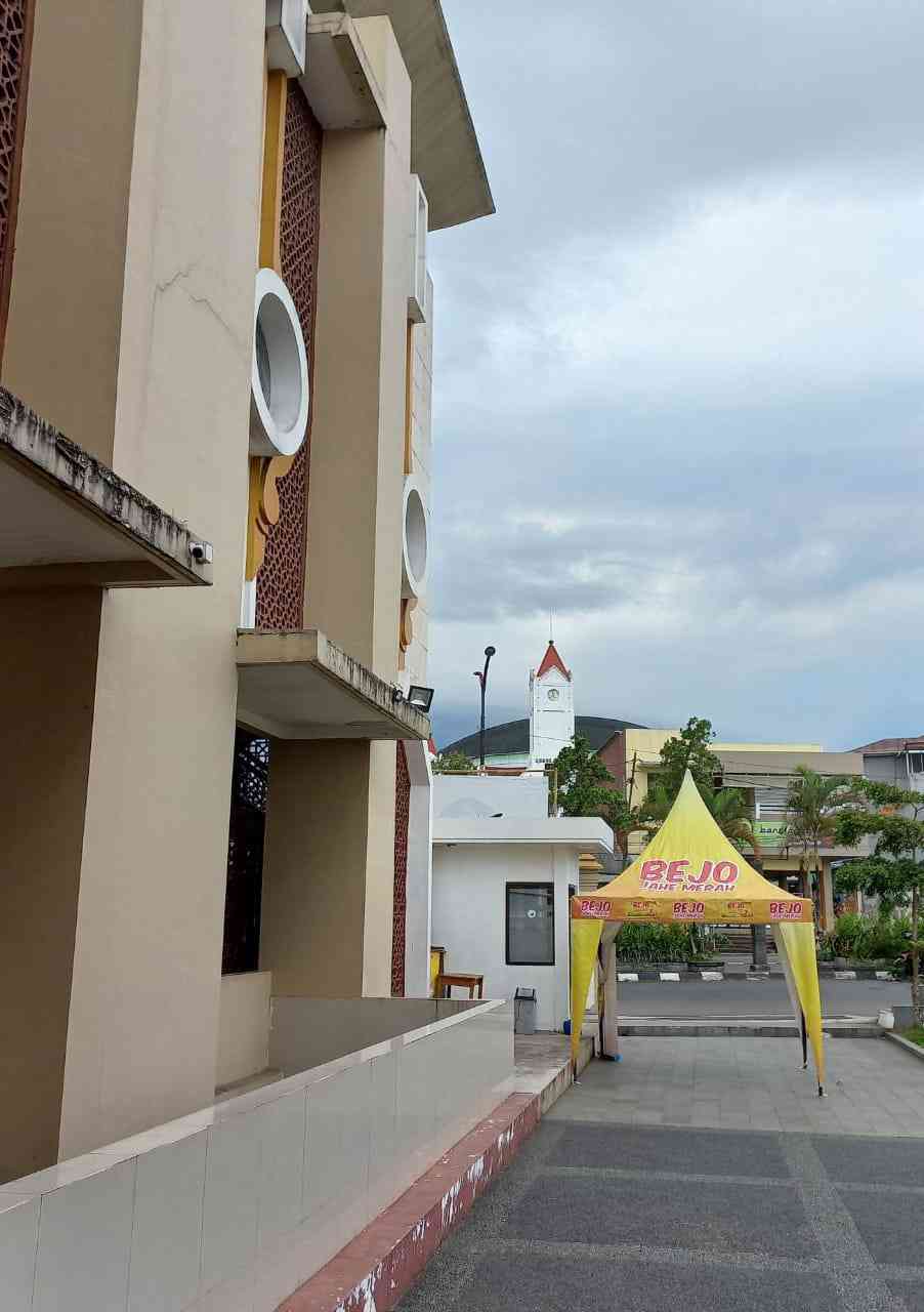 Saya kesulitan mendapatkan footage agar gereja dan masjid masuk dalam satu frame. Tapi kelihatan 'kan bangunan gerejanya?Raja Lubis