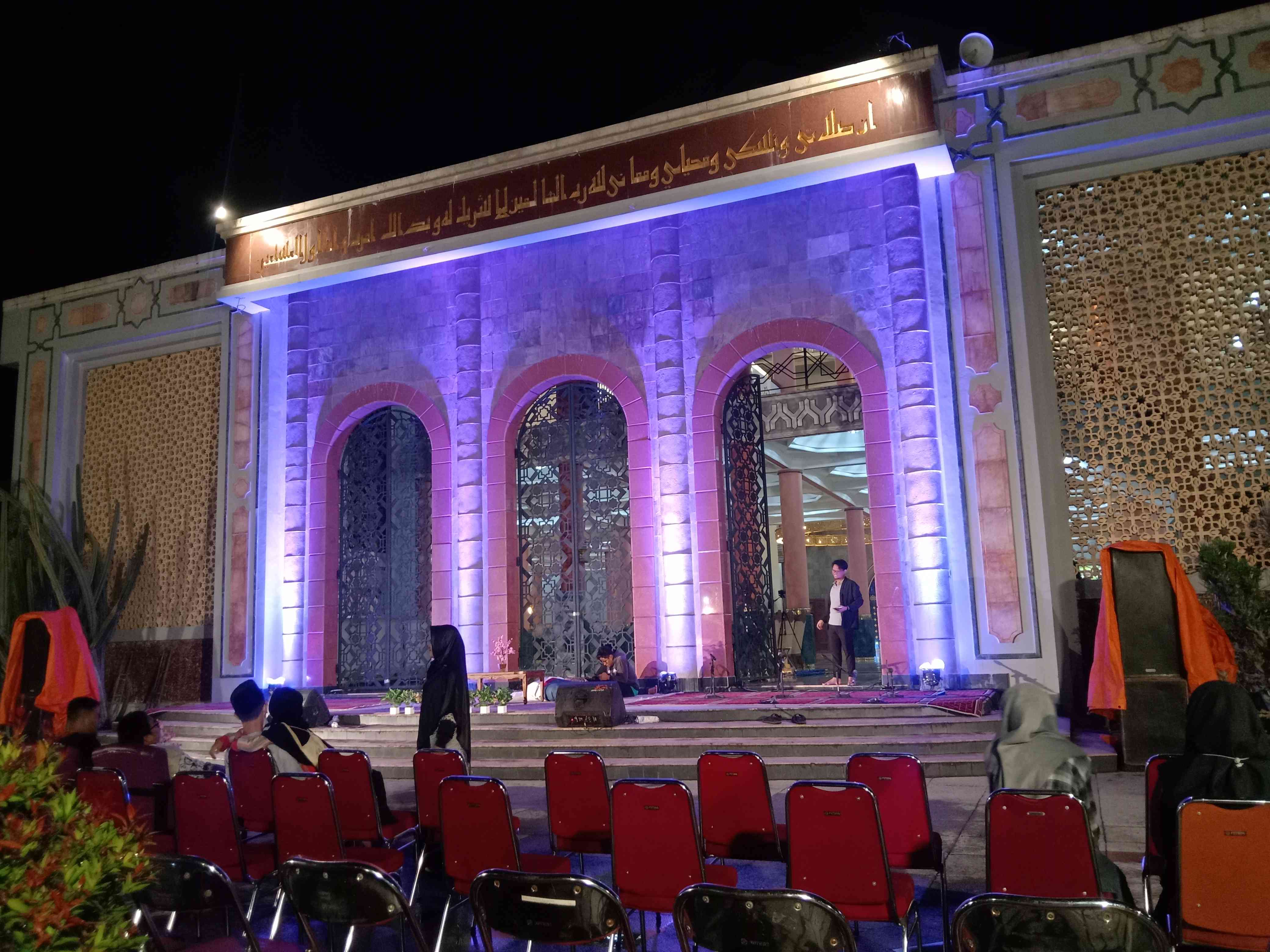 suasana malam hari di masjid kampus UGM/ dokpri