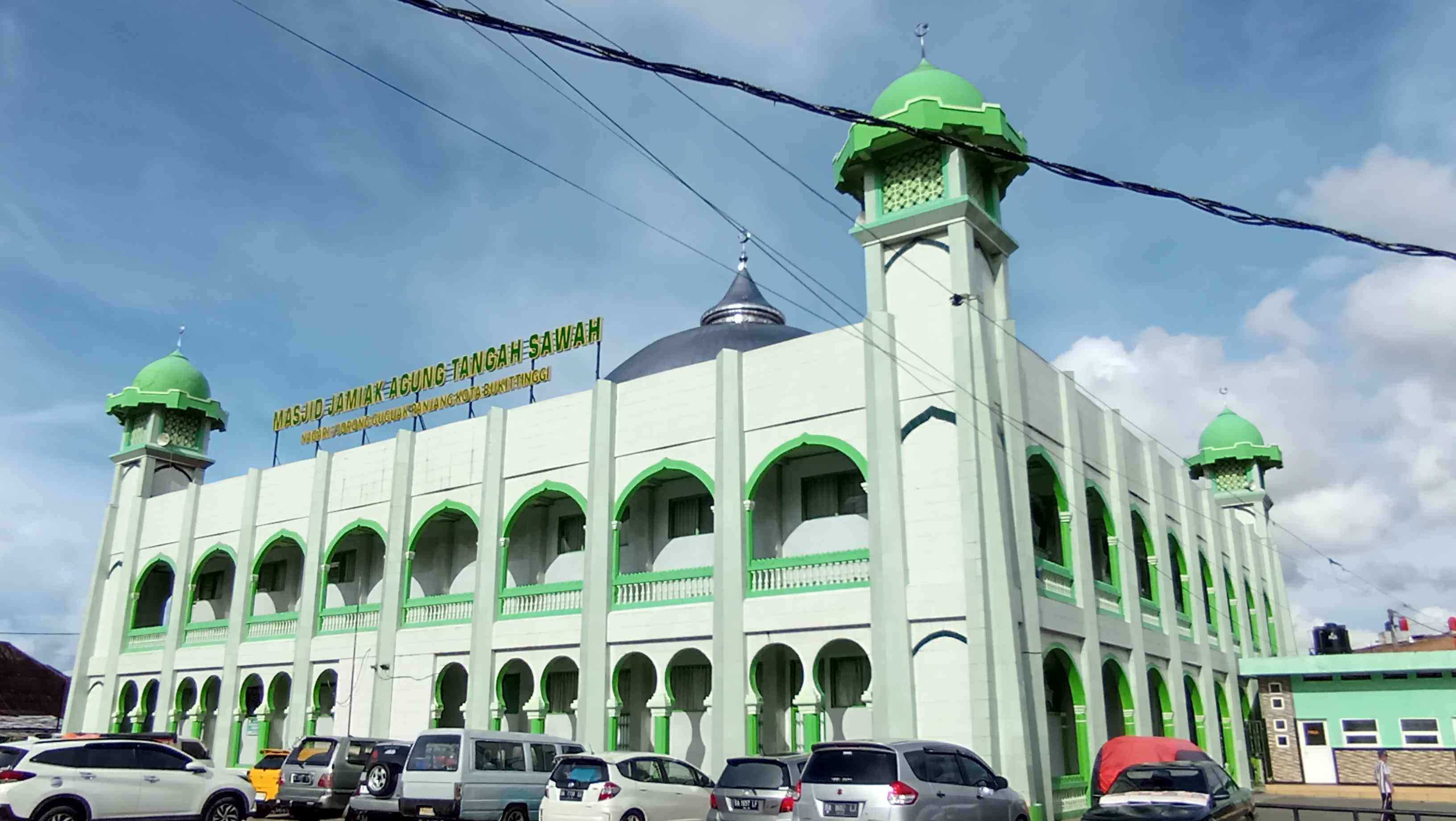 Masjid Jamik Agung Tengah Sawah di dekat Pasar Bawah, Bukittinggi. Pic source: dok. pribadi