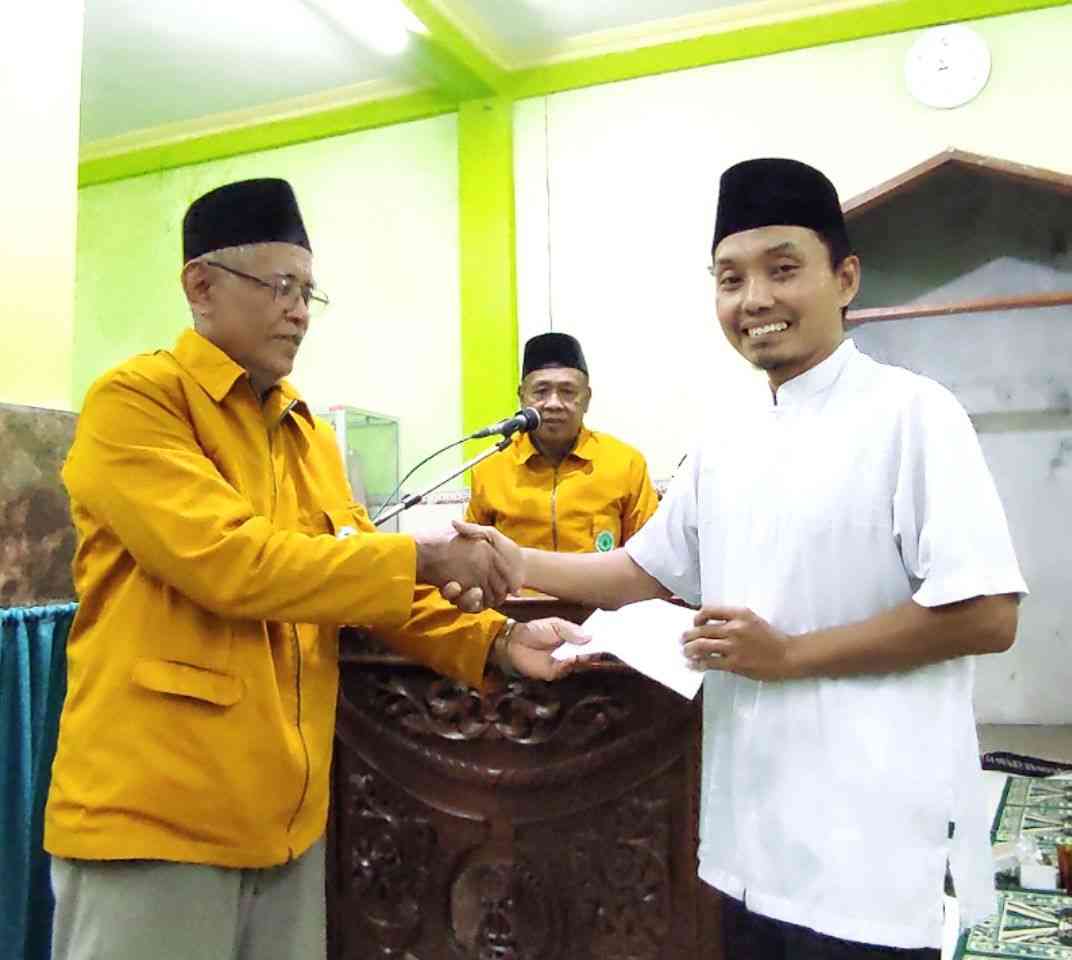 Ketum MUI Pedan menyerahkan bantuan kepada Takmir Masjid Khoirul Fatihin