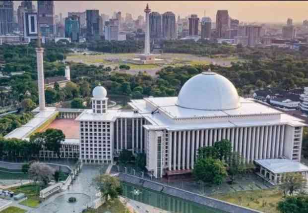 Masjid Istiqlal Jakarta adalah masjid terbesar di Asia Tenggara dan Indonesia, dan nomor 5 terbesar di dunia/Foto: muslim.com