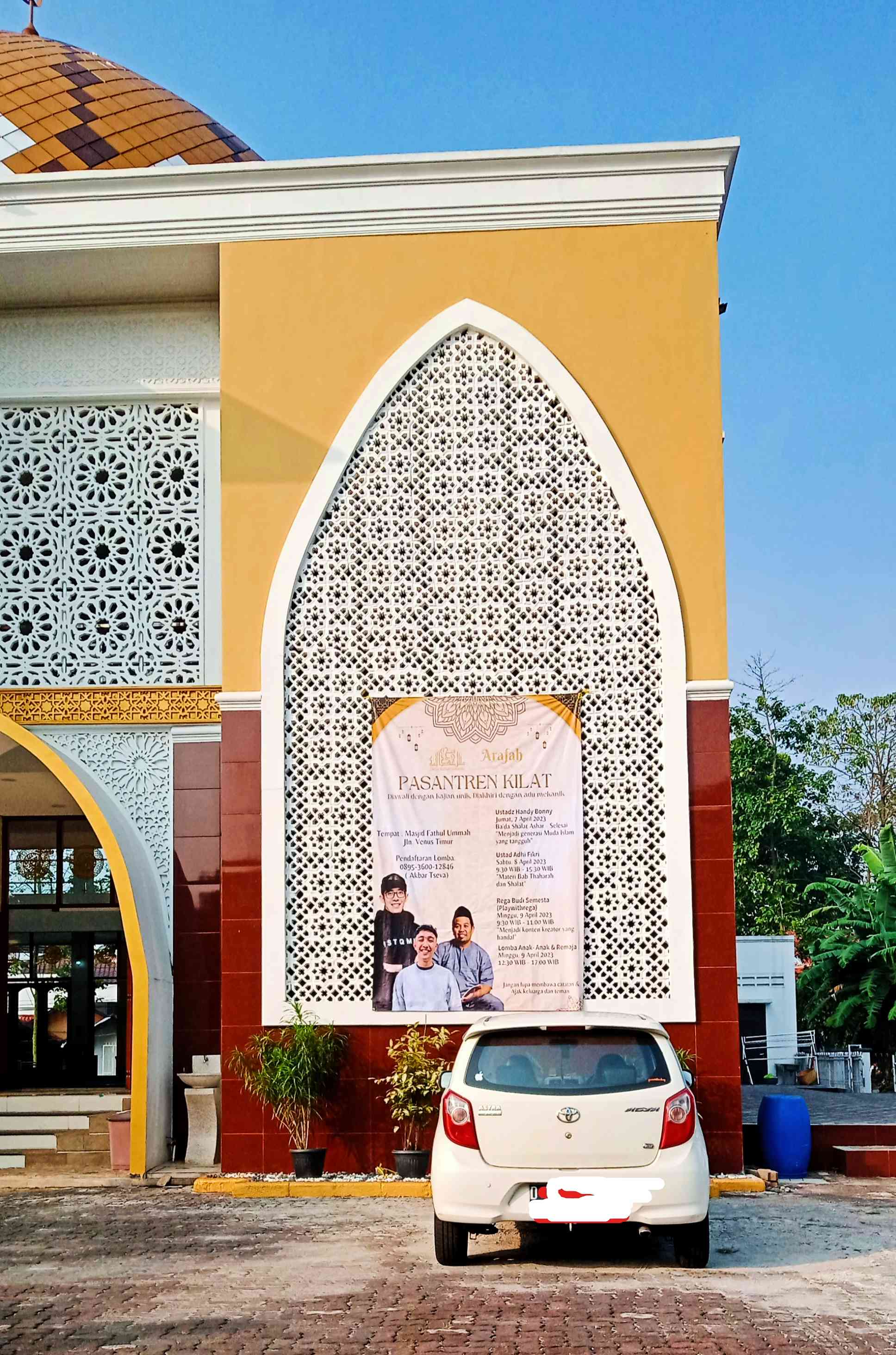 Lapangan parkir luas, dan poster Pesantren Kilat Remaja di Masjid Fathul Umma, foto: masrierie