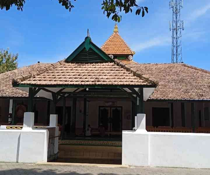 Masjid kuno Sewulan atau Masjid Al Basyariah (dokpri) 