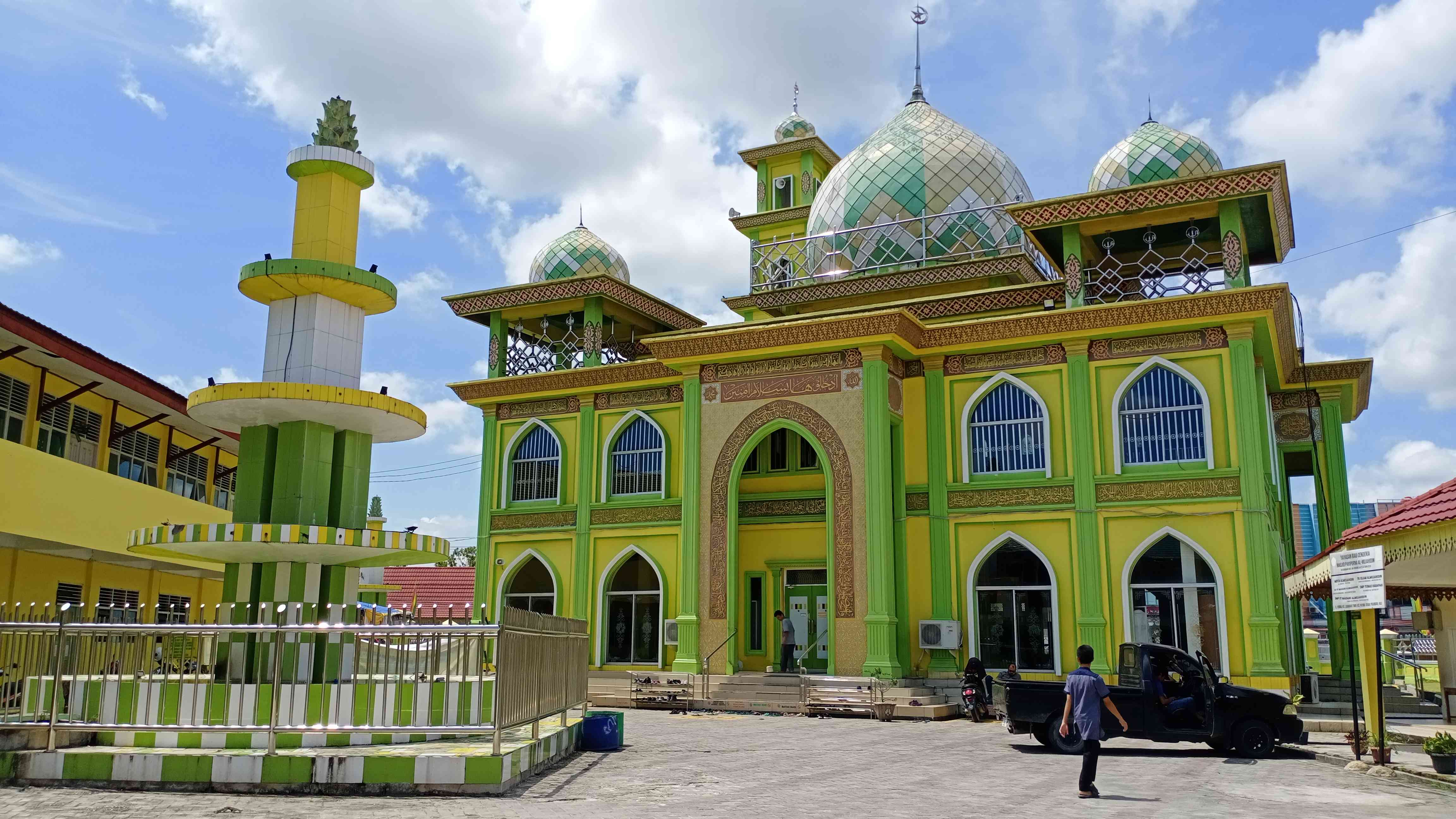 Masjid Al-Mujahidin di Jalan Jendral, Labuh Baru, Payung Sekaki, Kota Pekanbaru.