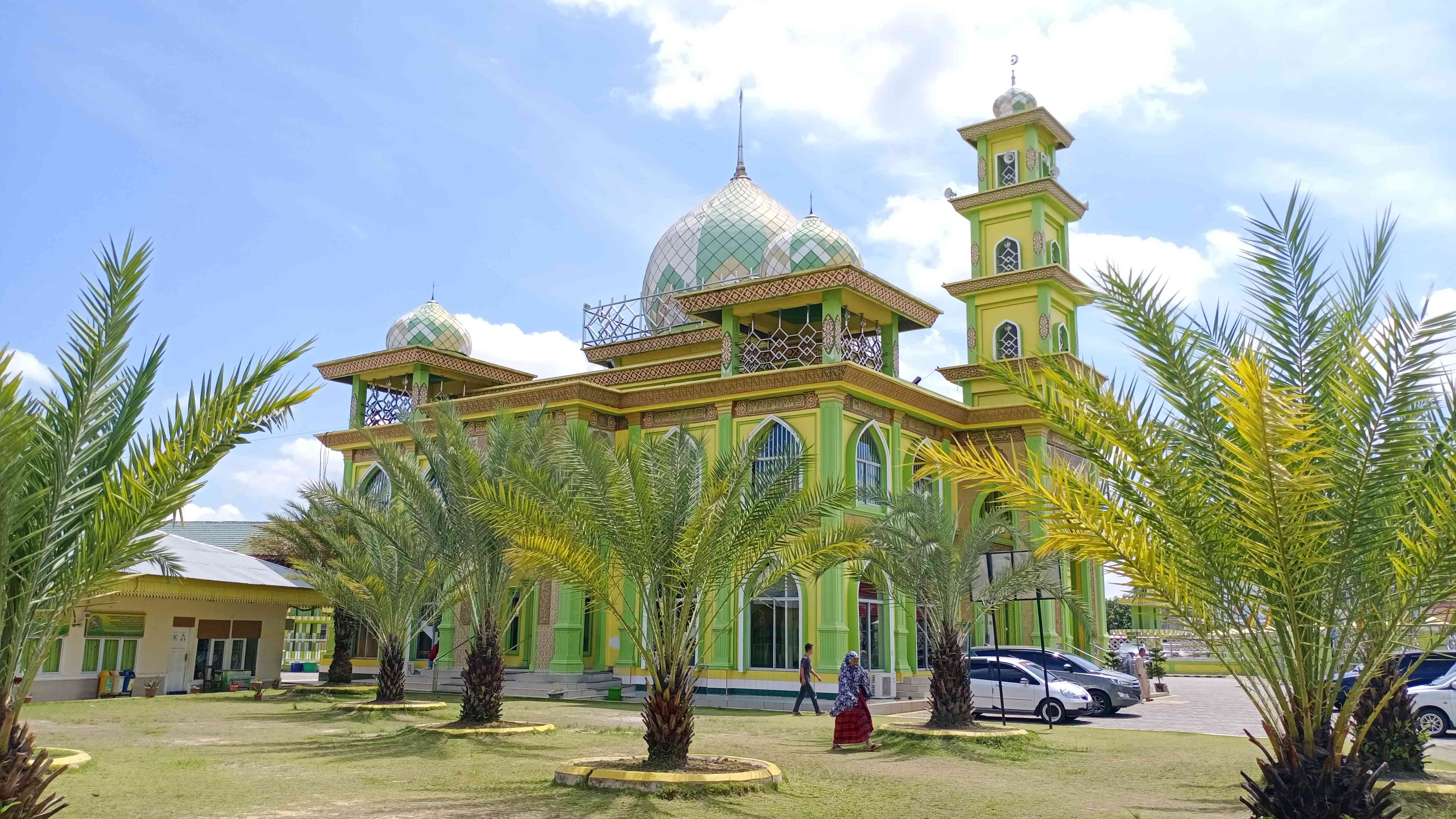 Halaman masjid ditanami pohon Burma. Foto: Sofiah.