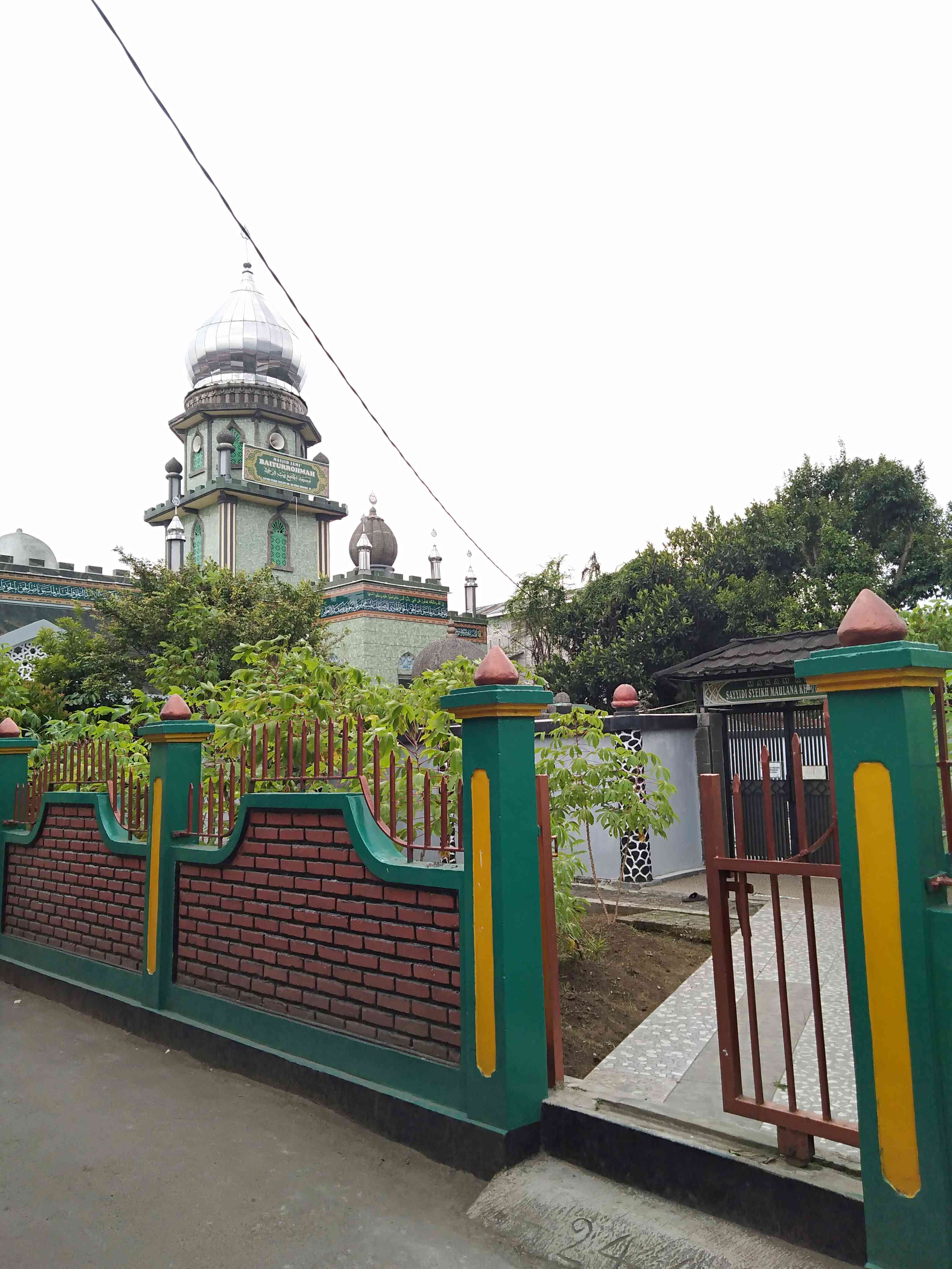 Kompleks Masjid Baiturrohmah Cimahi dan makam keluarga. Foto: Dokpri