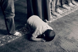 Anak kecil bersujud di masjid. ( Sumber Pixabay.com)