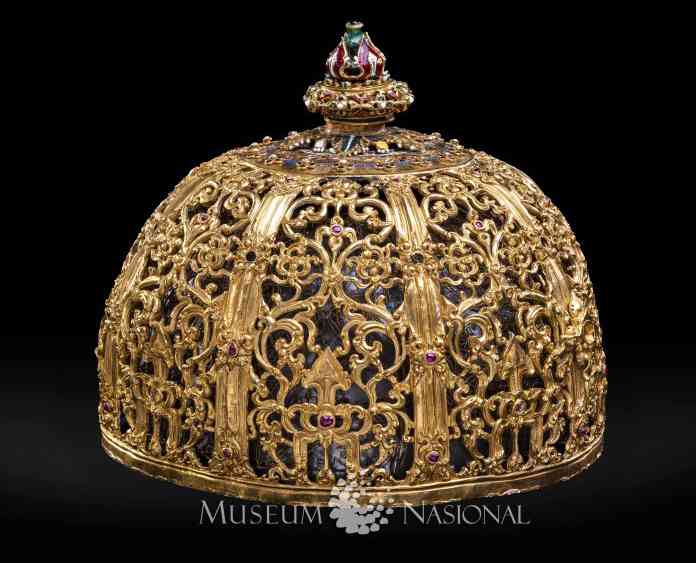 Mahkota Kesultanan banten yang terbuat dari emas dihiasi batu permata. Dokumentasi Museum Nasional RI