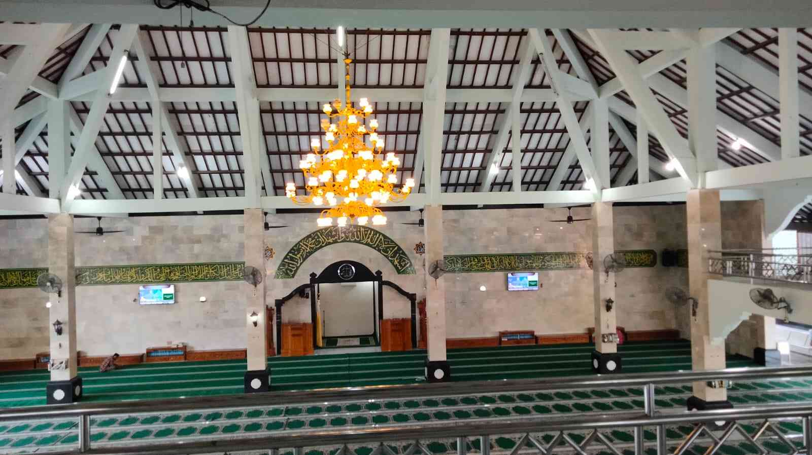 ok.pri interior Masjid bergaya Wantilan 