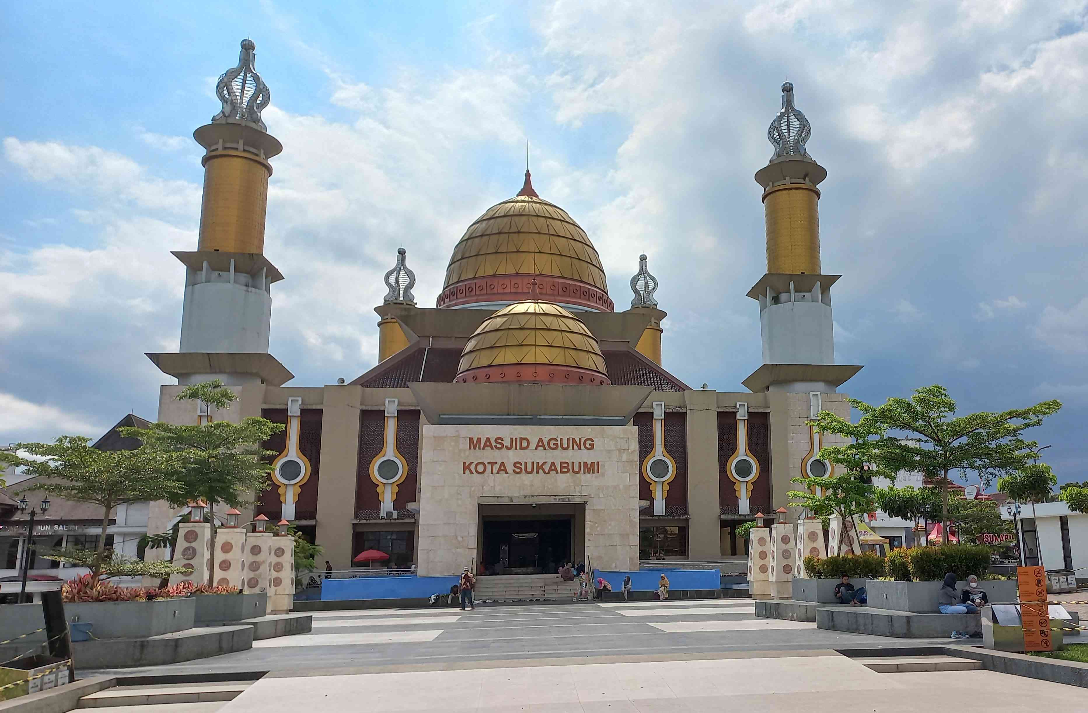 Desain masjid didominasi oleh warna krem dan gold/Raja Lubis